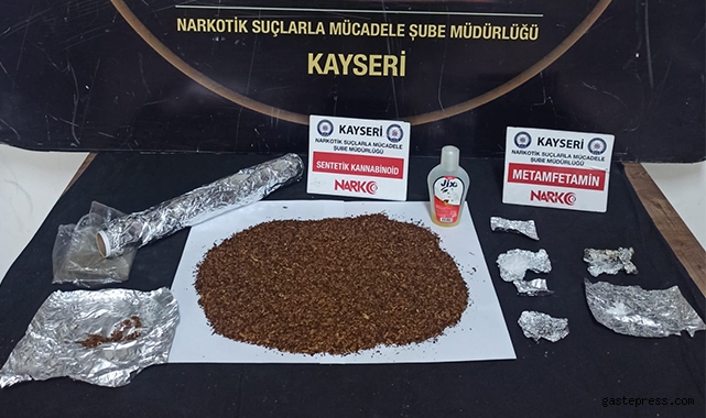 Yakalanacaklarını anladılar, uyuşturucu maddeyi sobaya attılar!