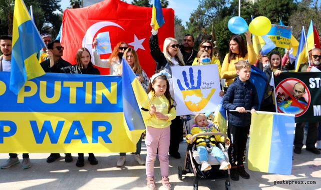 Adana’daki Ukraynalılar Rusya’yı protesto etti!
