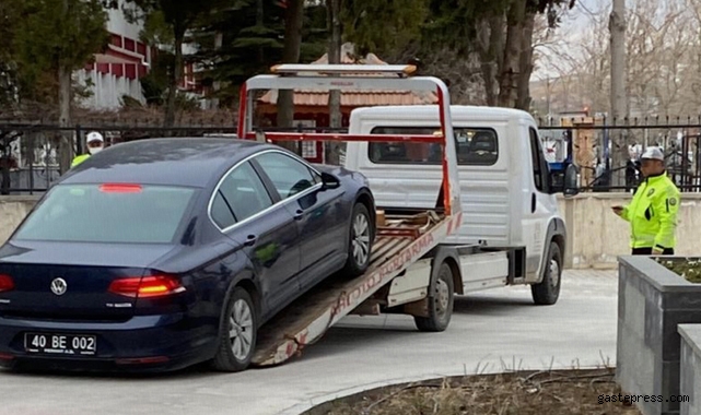 Alacağını alamayan işçi Kırşehir Belediyesinin makam aracını haczettirdi!