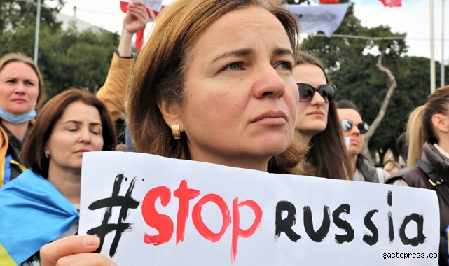 Antalya’da Ukraynalılardan duygusal Rusya protestosu!