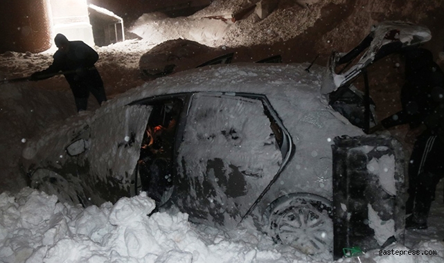 Bitlis'te öğretmenevi bahçesine çığ düştü: 7 araç kara gömüldü!
