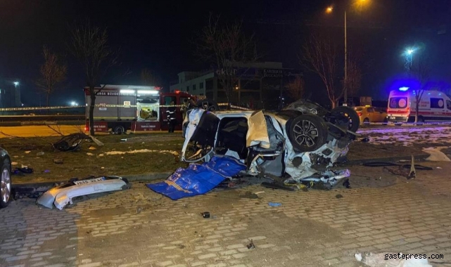 Bursa'da otomobil taklalar atarak 50 metre sürüklendi: 2 ölü!
