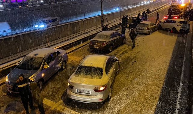 Bursa'da yol buz pistine döndü 11 araç birbirine girdi!