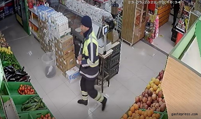 Çamurlu ayakkabılarını çıkarıp markete çorabıyla girdi!