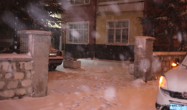 Evde bıçaklanarak öldürülmüş halde bulundu!