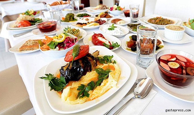 Fiyatlar cep yakıyor! Lüks restoranlarda iftar asgari ücrete denk!