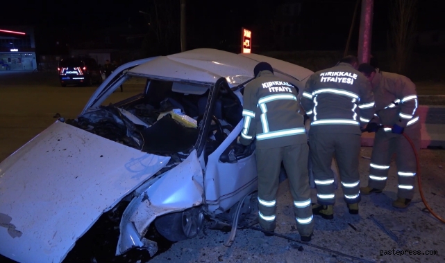 Hurdaya dönen otomobilde sürücü sıkıştı, ekipler zamanla yarıştı!