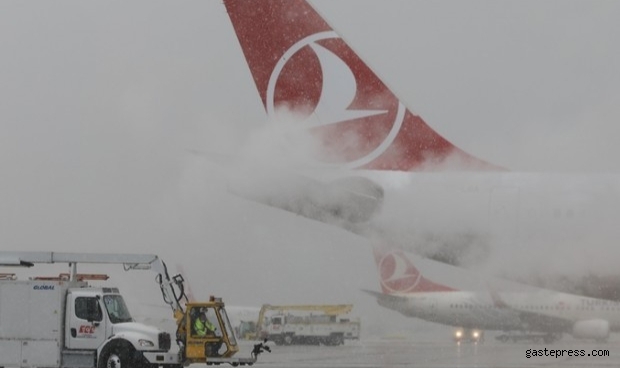 İstanbul'da hava ulaşımına kar engeli!