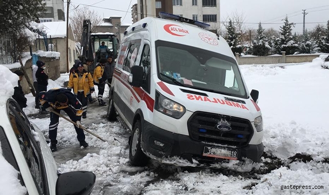 Karla kaplı yollarda sağlık çalışanları hastaya ulaşmak için seferber oldu!