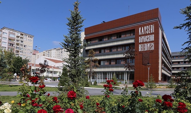 Kayseri Büyükşehir Belediyesi'nden İYİ Parti'ye 'korsan afiş' vurgulu cevap!