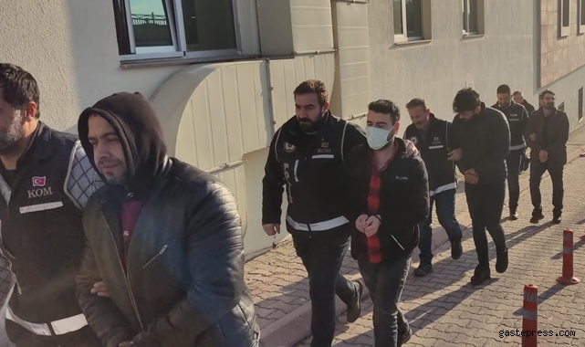 Kayseri'de Kaçak tütün operasyonunda gözaltına alınan 15 kişi sağlık kontrolünden geçirildi! 
