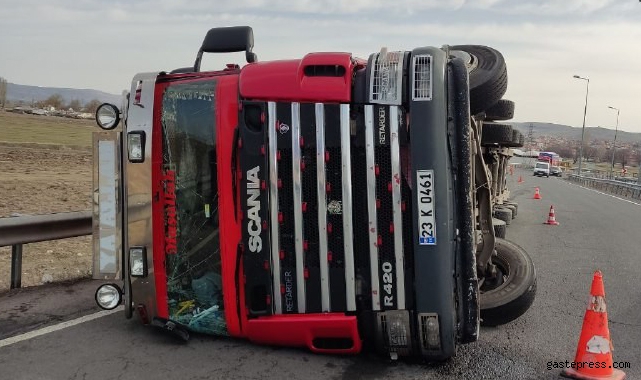 Kayseri’de virajı alamayan tır devrildi!