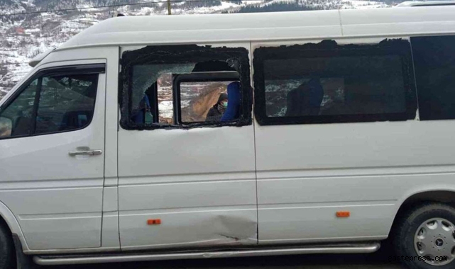 Köy minibüsünün üzerine kayalar düştü!