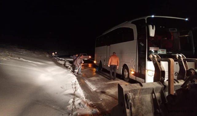 Mahsur kalan turist dolu otobüs belediye ekipleri tarafından kurtarıldı!