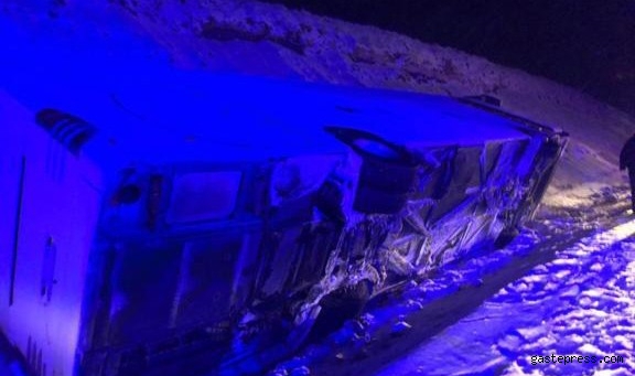 Malatya'da yolcu otobüsü devrildi: 2 yaralı!