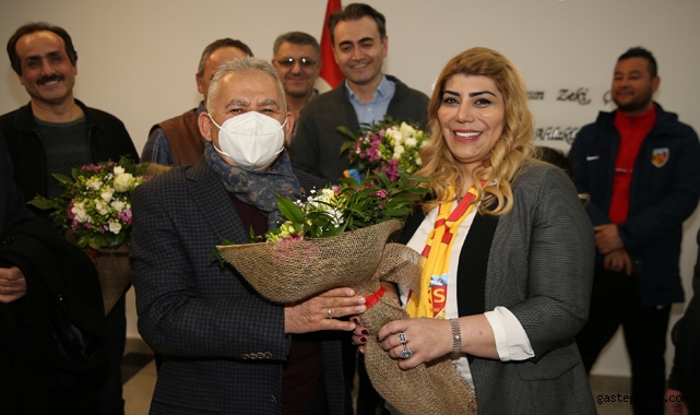 Memduh Başkana Statta "Tıp Bayramı" Jesti!