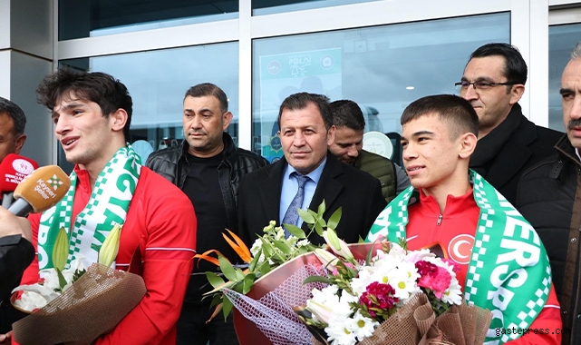 Şampiyonlar, Kayseri'de çiçeklerle karşılandı!