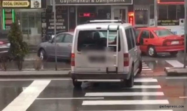 Yaya geçidini kullanan araç sürücüsü 'pes' dedirtti!