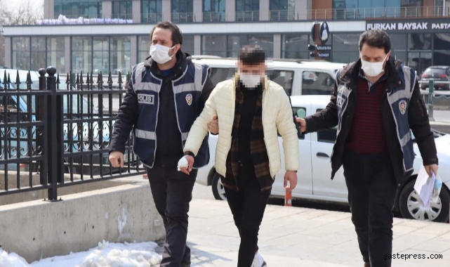 Yolda yürüyen 2 kişiyi bıçaklayarak yaralayan şahıs tutuklandı!