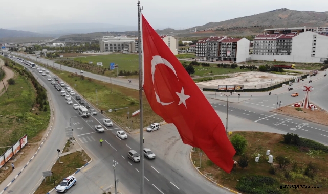 43 ilin geçiş noktasında bayram yoğunluğu arttı: Kilometrelerce kuyruk oluştu!