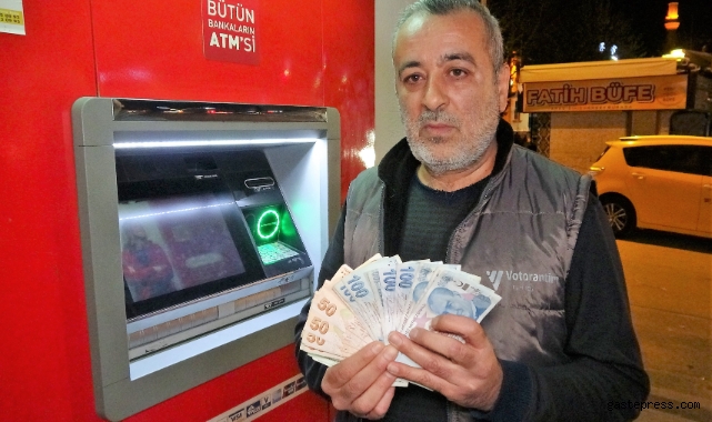 ATM'nin haznesinde para buldu, "İnsanlık ölmemiş" dedirtti!