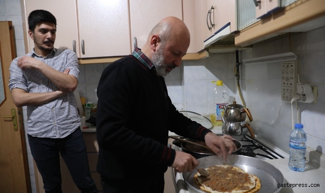 Başkan Çolakbayrakdar, öğrenci evinde iftar yaptı!
