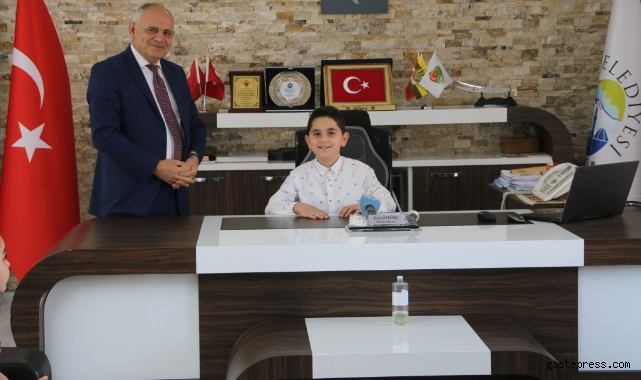 Başkan Öztürk koltuğunu miniklere devretti!