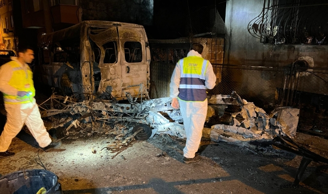 Bursa'da 2 kişinin öldüğü uçak kazasında kaza kırım ekibinin incelemesinin ardından enkaz sokaktan kaldırıldı!