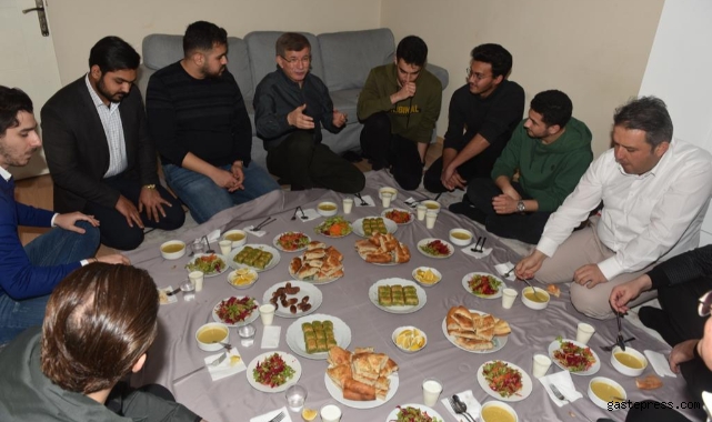 Davutoğlu, iftarda öğrenci evine misafir oldu!