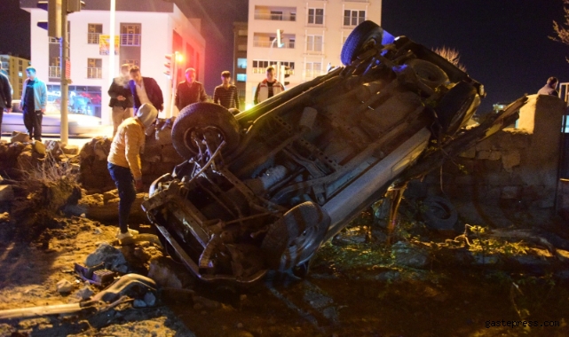 Ehliyetsiz sürücünün kullandığı araç müstakil evin bahçesine uçtu: 6 yaralı