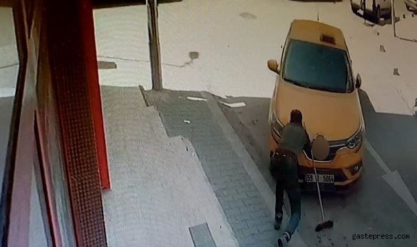 El freni çekilmeyen otomobili durdurmak isteyen esnaf ezildi!