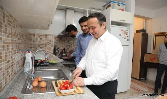 ERÜ Rektörü Çalış, öğrenci evinde sahur yaptı!
