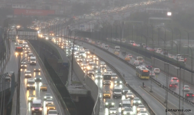İstanbul güne yağmurla uyandı, trafik yüzde 51'e ulaştı!