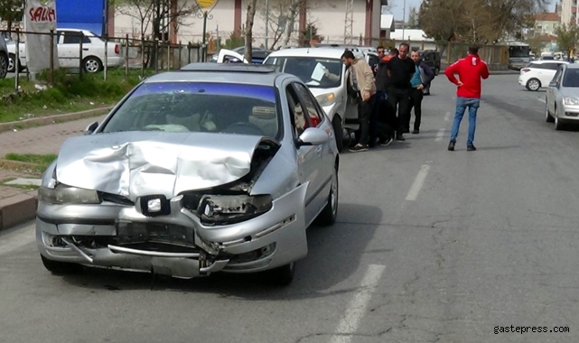 Kayseri'de otomobiller çarpıştı: 2 kişi yaralandı!