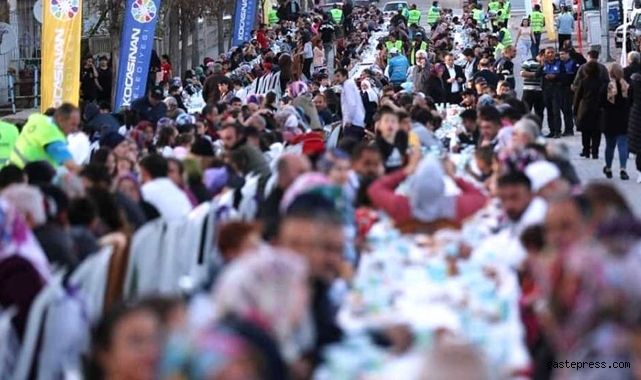 Kayseri Kocasinan Belediyesi'nden 1 kilometrelik iftar sofrası!