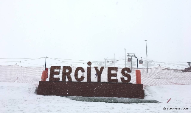 Nisan ayında yağan kar, Erciyes'i beyaza bürüdü!