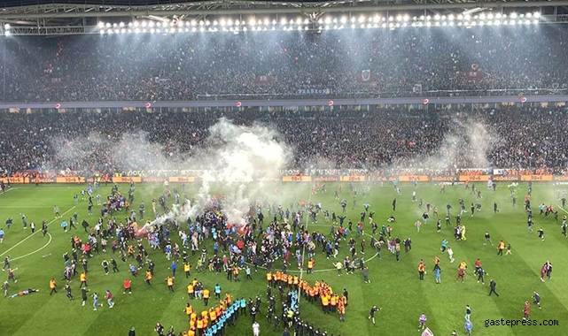 Trabzonsporlu taraftarlar maç bitti sanıp sahaya girdi!