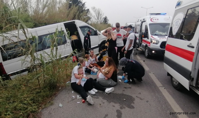Turistleri taşıyan tur minibüsü şarampole yuvarlandı: 13 yaralı!
