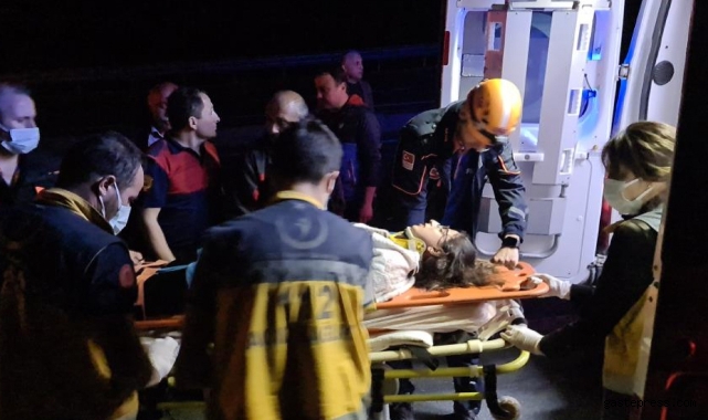 Yoldan çıkan otomobil karşı şeride geçip bariyerlere saplandı!