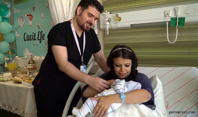 3 bin 652’nci doğumunda kendi bebeğini kucağına aldı!