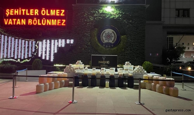 Bakan Soylu: 'Türkiye'de tek seferde rekor: 1 ton 117 kg metamfetamin kristal ve sıvı ele geçirildi'