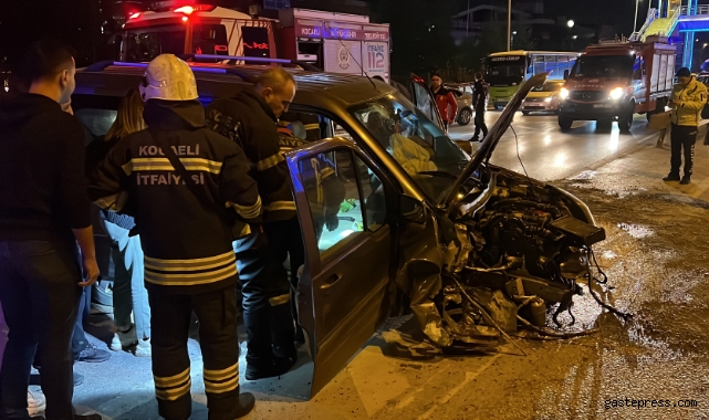 Bariyere çarpan araçta sıkışan 2 kişi itfaiye ekipleri tarafından kurtarıldı!