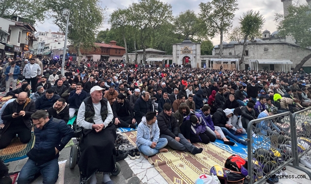 Binlerce vatandaş bayram namazı için Eyüpsultan’a akın etti!