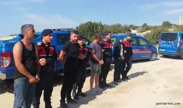 Çeşme'de 27 düzensiz göçmen, 4 kaçakçı yakalandı!