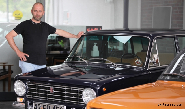 Çocukluk hayali 1975 model arabayı aldı, yurt dışından getirdiği parçalarla topladı!