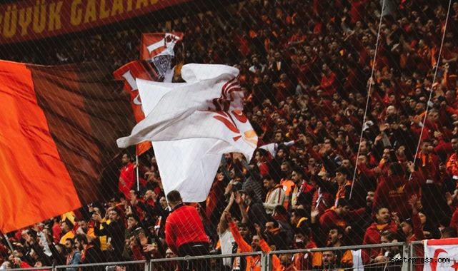 Galatasaray taraftarlarından yönetime tepki!