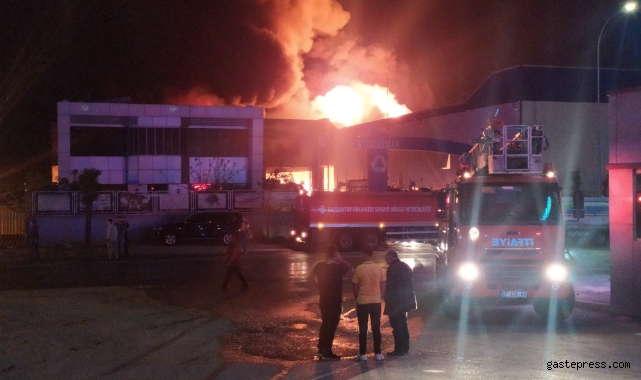 Gaziantep'te geri dönüşüm fabrikasında büyük yangın!