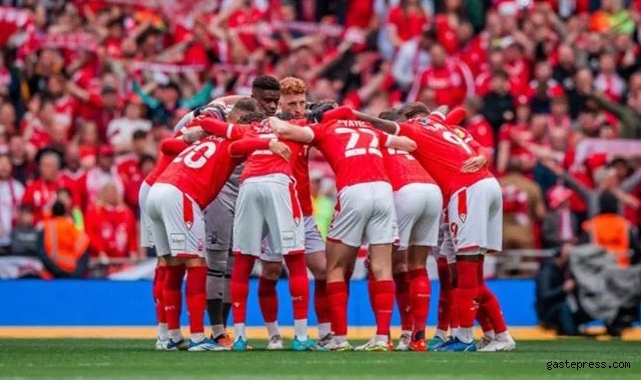 Huddersfield Town’u yenen Nottingham Forest, 23 yıl sonra Premier Lig’e yükseldi!