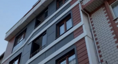 İstanbul Küçükçekmece'de üçüncü kattan aracın üzerine düşen bebek yaralı olarak kurtuldu!
