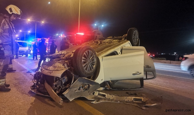 İzmir'de kontrolden çıkan otomobil refüje çarpıp takla attı: 4 yaralı!